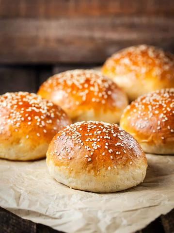 Genieße den vollen Geschmack mit selbstgemachten Burgerbrötchen Genieße den vollen Geschmack mit selbstgemachten Burgerbrötchen