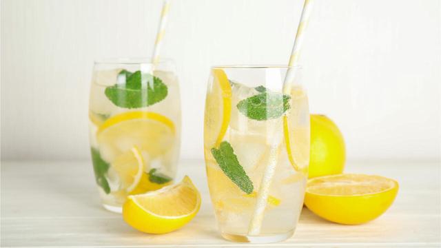 Selbstgemachte Zitronenlimonade für heiße Sommertage