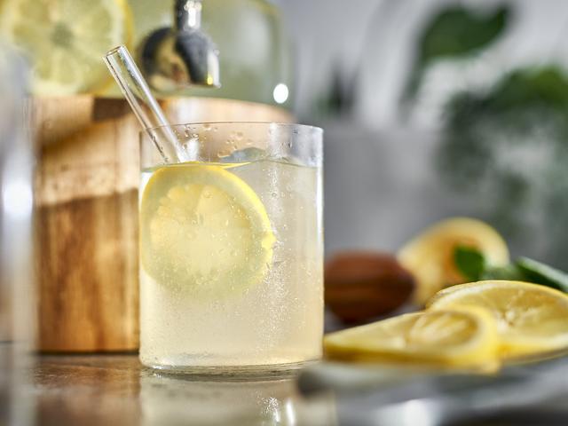 Prickelnde Zitronenlimonade zum Selbermachen - Genuss für jeden Anlass