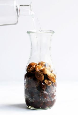 Amaretto selber machen: Einfaches Rezept mit Marillenkernen Amaretto selber machen: Einfaches Rezept mit Marillenkernen