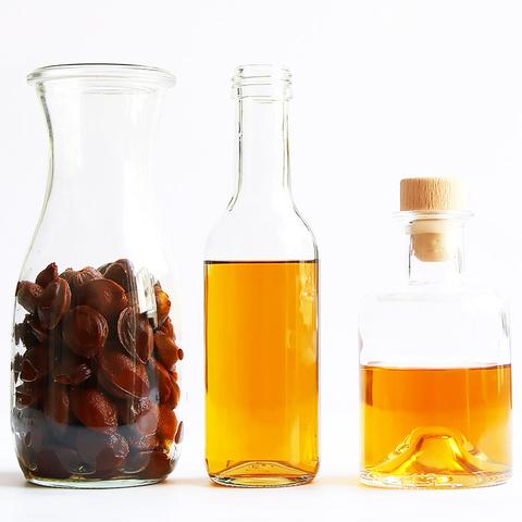 Kreative Geschenkidee: Selbstgemachter Amaretto aus Marillenkernen Kreative Geschenkidee: Selbstgemachter Amaretto aus Marillenkernen