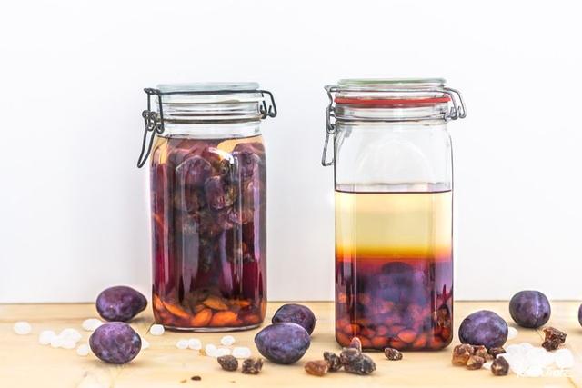 Selbstgemachter Amaretto aus Marillenkernen: Köstlicher Likör für Genießer Selbstgemachter Amaretto aus Marillenkernen: Köstlicher Likör für Genießer