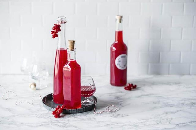 Einfaches Rezept: Selbst gemachter Johannisbeer-Likör in 20 Minuten Einfaches Rezept: Selbst gemachter Johannisbeer-Likör in 20 Minuten