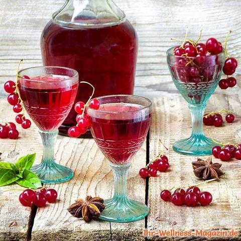 Perfekter Sommercocktail: Johannisbeer-Likör mit Orangensaft und Vanilleeis Perfekter Sommercocktail: Johannisbeer-Likör mit Orangensaft und Vanilleeis