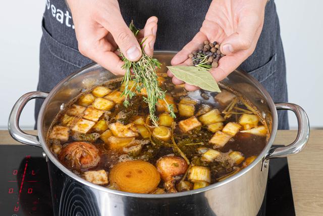 So gelingt der perfekte Rinderfond: Schritt-für-Schritt Anleitung zum Selbermachen So gelingt der perfekte Rinderfond: Schritt-für-Schritt Anleitung zum Selbermachen