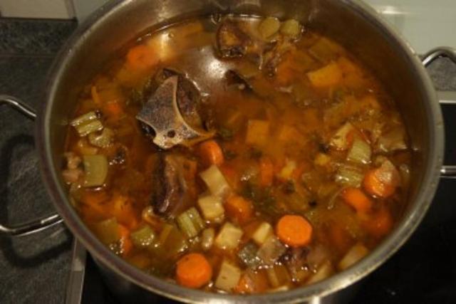 Traditionelle Küche neu entdeckt: Selbstgemachter Rinderfond für kulinarische Kreationen Traditionelle Küche neu entdeckt: Selbstgemachter Rinderfond für kulinarische Kreationen