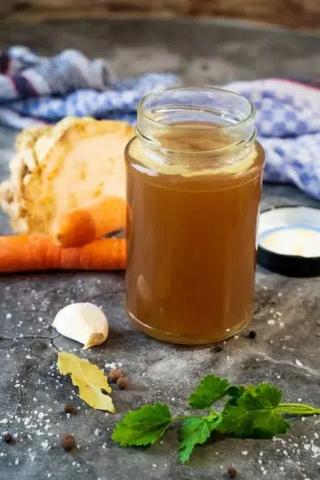 Aromatisch und lecker: Rezept für selbstgemachten Rinderfond ohne Zusatzstoffe Aromatisch und lecker: Rezept für selbstgemachten Rinderfond ohne Zusatzstoffe