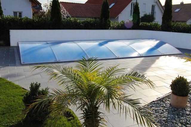 Einfach und günstig: Mit FlexiRoof Bausatz zur eigenen Poolüberdachung Einfach und günstig: Mit FlexiRoof Bausatz zur eigenen Poolüberdachung