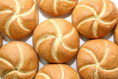 Köstliche Kaisersemmel selber backen: Anleitung für fluffige Brötchen Köstliche Kaisersemmel selber backen: Anleitung für fluffige Brötchen