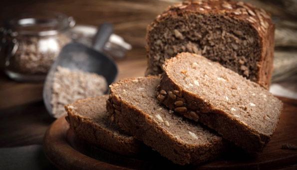 Selbstgebackenes Roggenvollkornbrot - gesund und köstlich