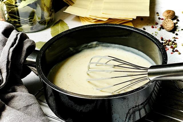Klassisches Grundrezept: Bechamelsauce schnell und einfach selber machen