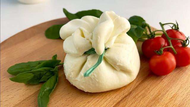 Tricky, aber lohnenswert: Wie Sie zuhause Burrata herstellen können Tricky, aber lohnenswert: Wie Sie zuhause Burrata herstellen können