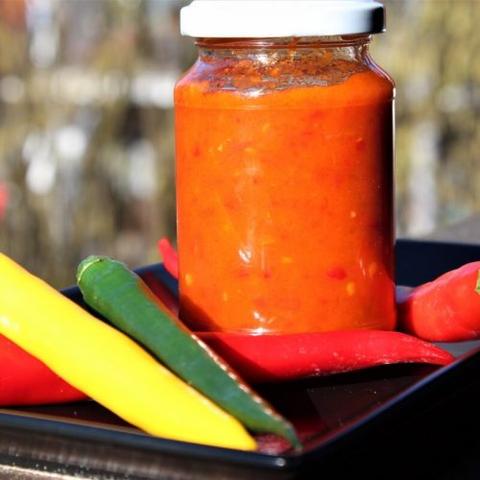 Hausgemachte Chilipaste: Die perfekte Zutat für scharfe Genüsse Hausgemachte Chilipaste: Die perfekte Zutat für scharfe Genüsse