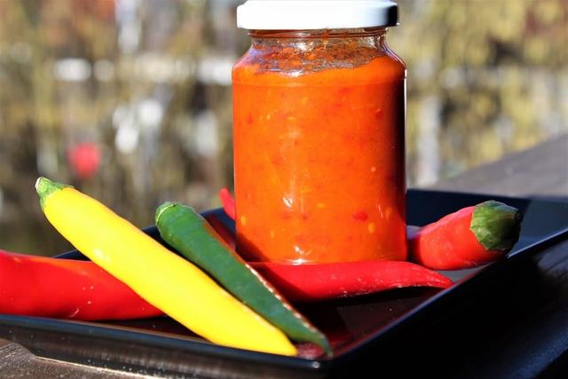 So machst du deine eigene Chilipaste zu Hause - schnell und einfach So machst du deine eigene Chilipaste zu Hause - schnell und einfach