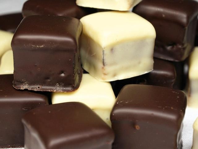 Selbstgemachte Dominosteine: Lebkuchen, Aprikosengelee und Marzipan in ...