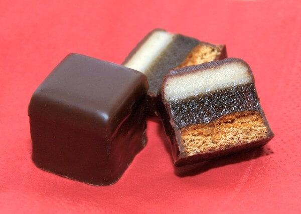 Köstliche Weihnachtsleckerei aus eigener Herstellung: Dominosteine selbst gemacht