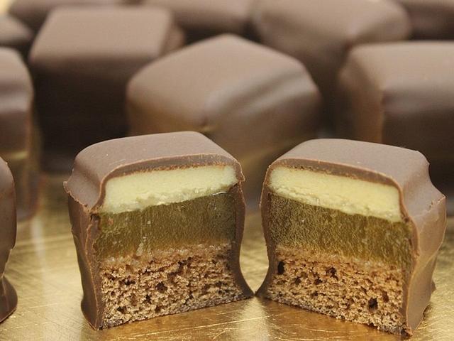 Backspaß zur Adventszeit: Selbstgemachte Dominosteine für die ganze Familie