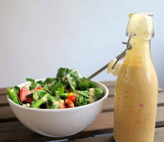 Gesunde Salatsoßen selber zubereiten - schnell und einfach