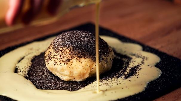 Genießen Sie hausgemachte Germknödel mit Vanillesauce und Mohn Genießen Sie hausgemachte Germknödel mit Vanillesauce und Mohn