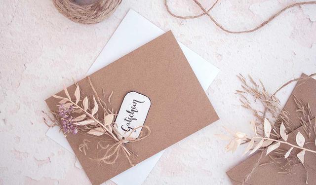 Schöne Gutscheine selbst gestalten: Bastelideen für individuelle Geschenke Schöne Gutscheine selbst gestalten: Bastelideen für individuelle Geschenke