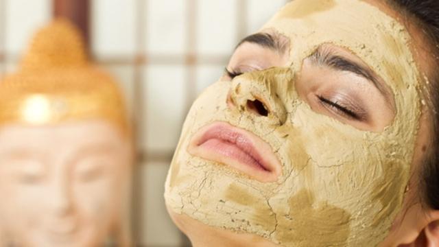 Peeling und Maske in einem: Selbstgemachte Heilerde-Peelings für weiche Haut Peeling und Maske in einem: Selbstgemachte Heilerde-Peelings für weiche Haut