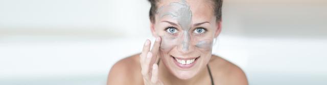 Heilerde-Peeling selber machen: Effektive Reinigung für Gesicht und Körper Heilerde-Peeling selber machen: Effektive Reinigung für Gesicht und Körper