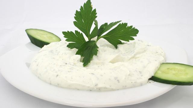 Leckere Joghurtsauce zum Selbermachen: Perfekt für knackige Salate und mehr Leckere Joghurtsauce zum Selbermachen: Perfekt für knackige Salate und mehr