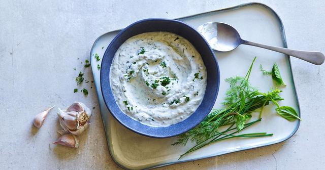 Köstliche Joghurtsauce selber machen: Perfekt als Dip, Grillsauce und zu Kartoffeln Köstliche Joghurtsauce selber machen: Perfekt als Dip, Grillsauce und zu Kartoffeln