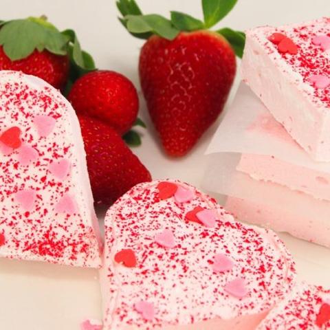 Köstliche Variationen: Marshmallows mit Erdbeer-, Apfel- und Bananengeschmack Köstliche Variationen: Marshmallows mit Erdbeer-, Apfel- und Bananengeschmack