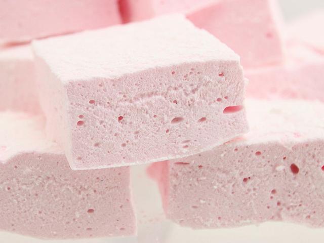 Experimentiere mit selbstgemachten Marshmallows - Fruchtsaft und Schnaps als Alternative Experimentiere mit selbstgemachten Marshmallows - Fruchtsaft und Schnaps als Alternative
