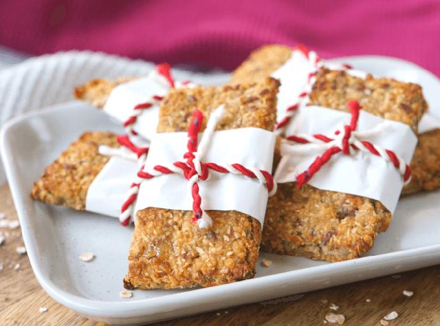 Selbstgemachte Müsliriegel: Energiebooster für unterwegs Selbstgemachte Müsliriegel: Energiebooster für unterwegs