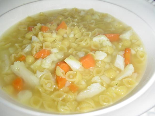 Einfaches Rezept: Nudelsuppe schnell und einfach selbst zubereiten Einfaches Rezept: Nudelsuppe schnell und einfach selbst zubereiten