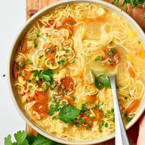 Schnell und unkompliziert: Die perfekte Nudelsuppe zum Selbermachen Schnell und unkompliziert: Die perfekte Nudelsuppe zum Selbermachen