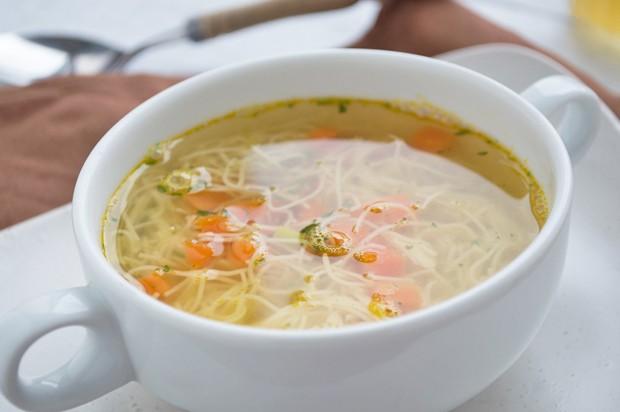 Schnelle und köstliche Nudelsuppe selbst gemacht Schnelle und köstliche Nudelsuppe selbst gemacht