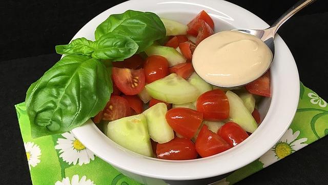 Frische Salatcreme selbst herstellen: Perfekt für Tomaten, Gurken und Co. Frische Salatcreme selbst herstellen: Perfekt für Tomaten, Gurken und Co.