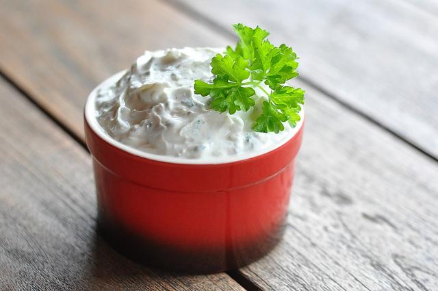 Schnelles und einfaches Rezept für hausgemachte Sour Cream Schnelles und einfaches Rezept für hausgemachte Sour Cream
