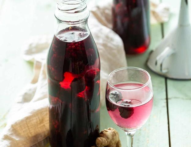 Kreative Variationen: Verschiedene Beeren für den eigenen Brombeerlikör verwenden Kreative Variationen: Verschiedene Beeren für den eigenen Brombeerlikör verwenden