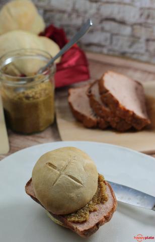 Knusprige Semmel mit selbstgemachtem Fleischkäse: Ein Genuss für jeden Gaumen Knusprige Semmel mit selbstgemachtem Fleischkäse: Ein Genuss für jeden Gaumen