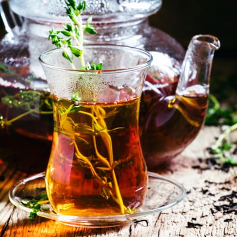 Husten lindern mit selbstgemachtem Tee: 4 bewährte Rezepte zum Ausprobieren Husten lindern mit selbstgemachtem Tee: 4 bewährte Rezepte zum Ausprobieren