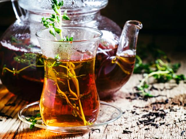 Wohltuender Hustentee zum Selbermachen: 4 köstliche Rezepte mit natürlichen Zutaten Wohltuender Hustentee zum Selbermachen: 4 köstliche Rezepte mit natürlichen Zutaten