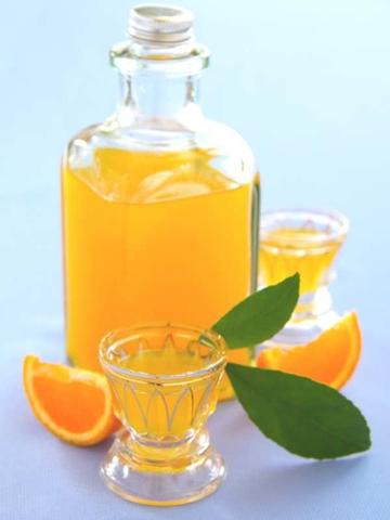 Genießen und verschenken: Hausgemachter Orangenlikör für besondere Momente Genießen und verschenken: Hausgemachter Orangenlikör für besondere Momente