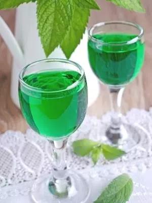 Pfefferminzlikör selber machen: Einfaches Rezept für den beliebten Kultlikör Pfefferminzlikör selber machen: Einfaches Rezept für den beliebten Kultlikör