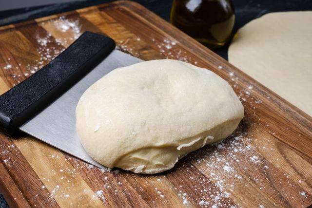 Genieße deine Lieblingspizza mit selbstgemachtem Teig Genieße deine Lieblingspizza mit selbstgemachtem Teig