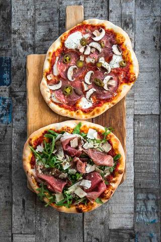 Selbstgemachter Pizzateig: Einfaches Rezept für zuhause Selbstgemachter Pizzateig: Einfaches Rezept für zuhause