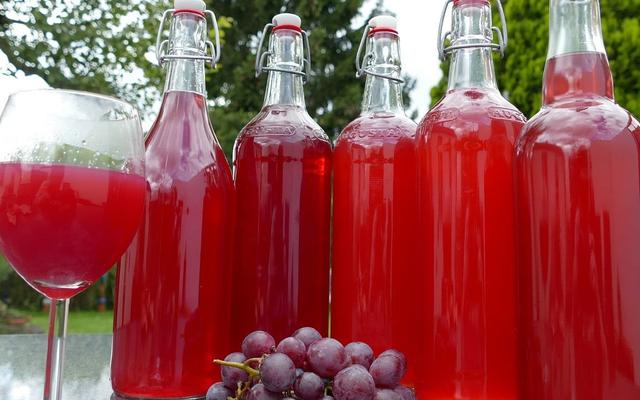 Vielfältiger Geschmack: Traubensaft aus grünen und roten Weintrauben selber machen Vielfältiger Geschmack: Traubensaft aus grünen und roten Weintrauben selber machen