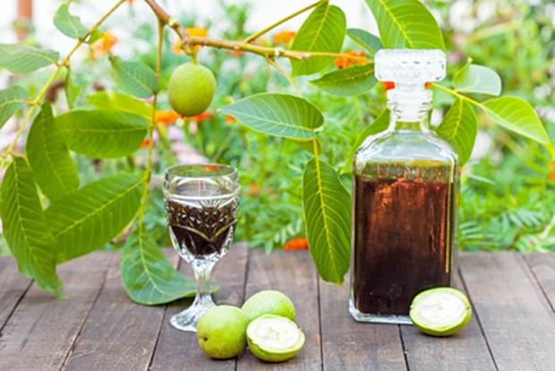 Zeit ist der Schlüssel: So gelingt der selbstgemachte Walnusslikör Zeit ist der Schlüssel: So gelingt der selbstgemachte Walnusslikör