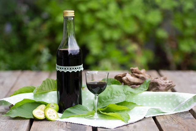 Selbstgemachter Walnusslikör: Die perfekte Rezeptur für Genießer Selbstgemachter Walnusslikör: Die perfekte Rezeptur für Genießer