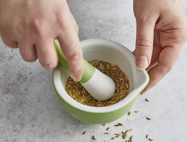 Gewürzmühle oder Mörser? So machst du dein eigenes Brotgewürz Gewürzmühle oder Mörser? So machst du dein eigenes Brotgewürz