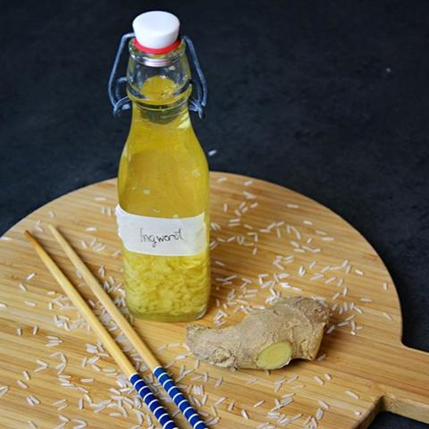 DIY-Ingweröl: Schmerzlindernd, entzündungshemmend und hautpflegend DIY-Ingweröl: Schmerzlindernd, entzündungshemmend und hautpflegend