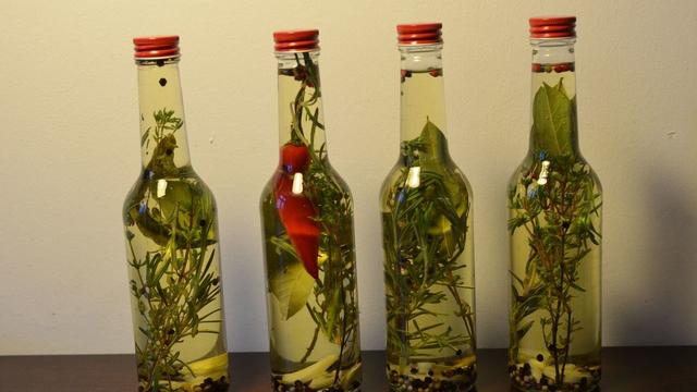 Genussvolle Aromen für jeden Geschmack: Kräuter- und Gewürzöle selbst herstellen Genussvolle Aromen für jeden Geschmack: Kräuter- und Gewürzöle selbst herstellen